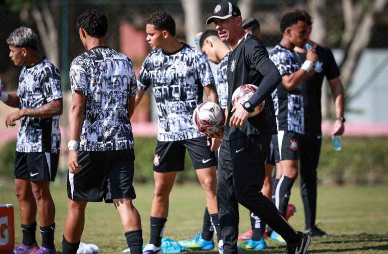 Equipe sub-20 do Corinthians se prepara para mais uma rodada do Brasileir&atilde;o &ndash;