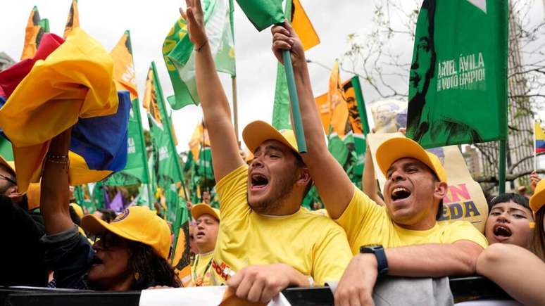 Os apoiadores de Ivan Cepeda vestiam a camisa amarela da sele&ccedil;&atilde;o nacional de futebol, que havia se classificado para a Copa do Mundo, em resposta &agrave; apropria&ccedil;&atilde;o da pe&ccedil;a pelo candidato de extrema-direita Abelardo De la Espriella, em 13 de junho de 2026.
