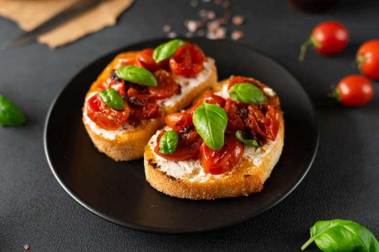 Bruschetta de tomate-cereja com ricota e manjeric&atilde;o 