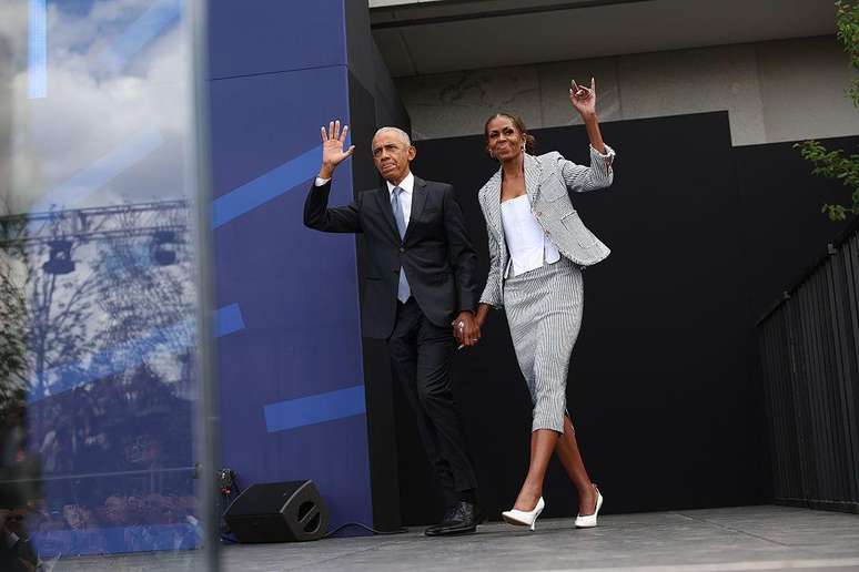 O casal Obama acena durante a inaugura&ccedil;&atilde;o do Centro.