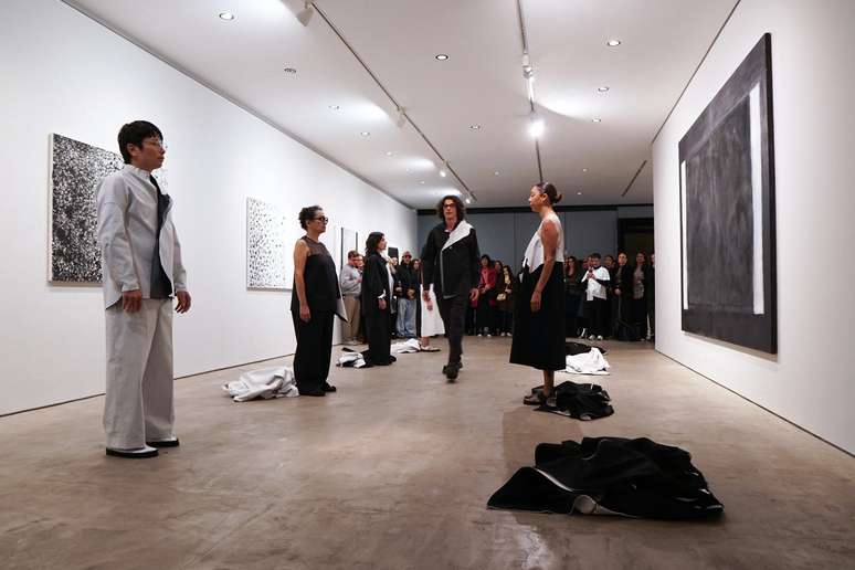 Performance na Galeria Raquel Arnaud (Foto; Divulga&ccedil;&atilde;o)