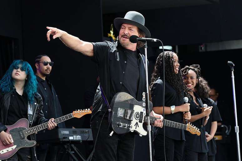 Eddie Vedder interpretou uma can&ccedil;&atilde;o original composta com o grupo juvenil Guitars Over Guns