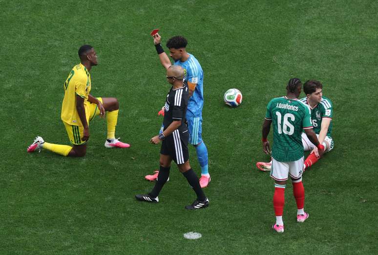 Wilton Pereira Sampaio expulsando Sithole 