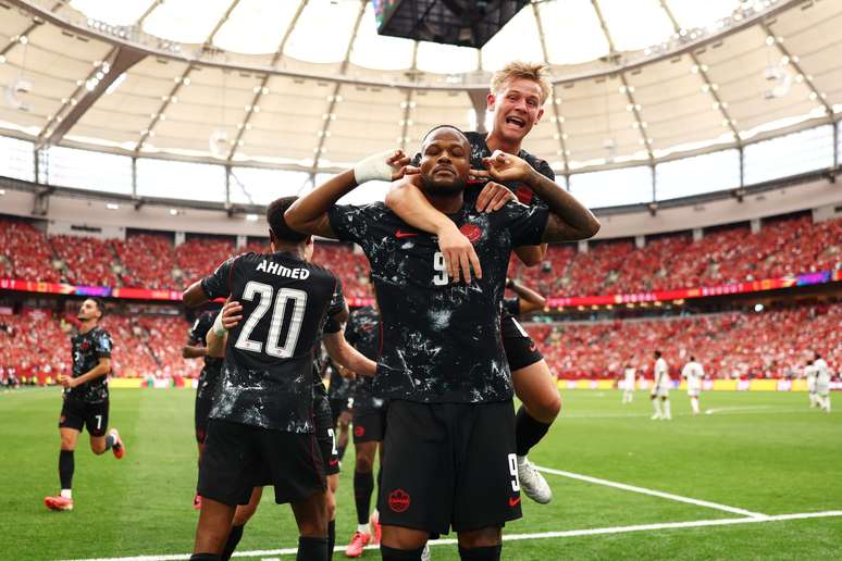 Larin comemorando um dos gols da goleada do Canad&aacute; 