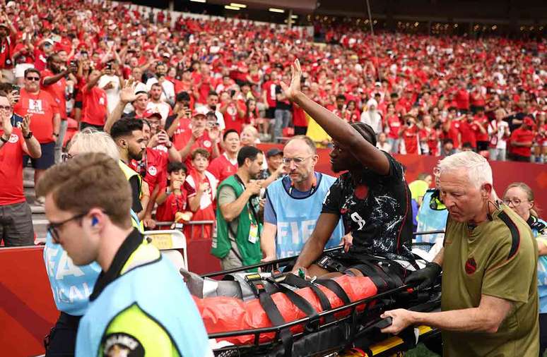 Ismael Kone #8 of Canada acena para o p&uacute;blico ao deixar o camp ap&oacute;s sofrer fratura na perna esquerda durante a partida &ndash;