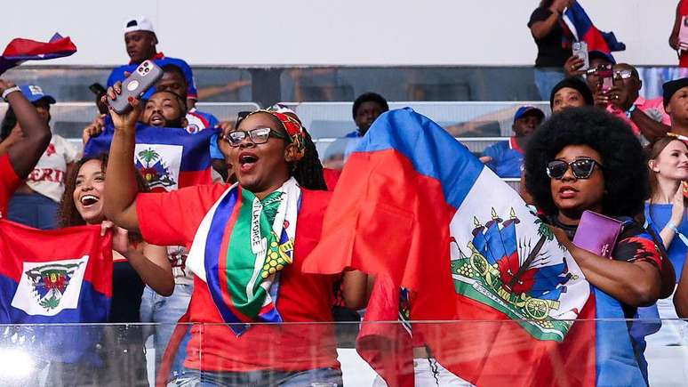Torcedores do Haiti aplaudiram seu time na derrota por 2 a 1 para o Per&uacute; neste m&ecirc;s