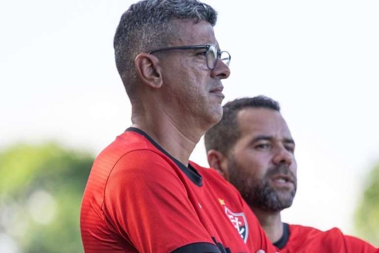 T&eacute;cnico M&aacute;rio Henrique em a&ccedil;&atilde;o pelo Vit&oacute;ria &ndash;