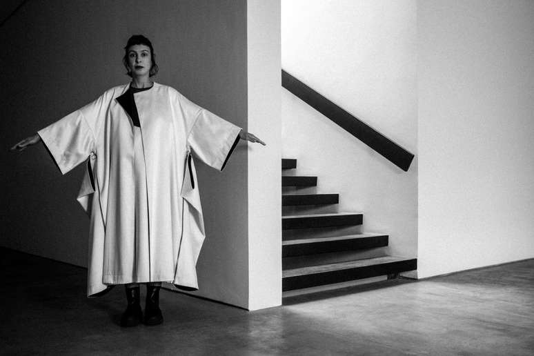 Carla Chaim mostra o casaco da cole&ccedil;&atilde;o-c&aacute;psula feirta em parceria com Fernanda Yamamoto 