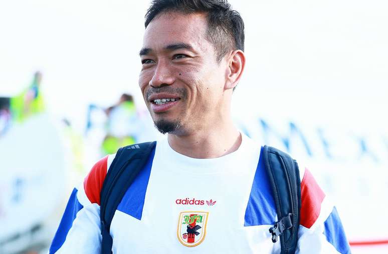 Destaque para a camisa, que carrega o emblema antigo da JFA no peito &ndash;