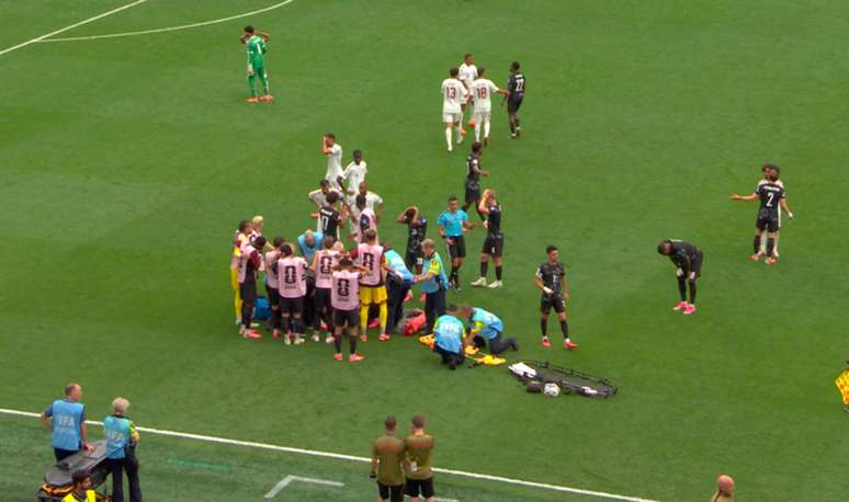 Jogadores com a m&atilde;o na cabe&ccedil;a &ndash;
