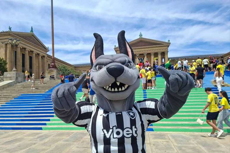 Bira, mascote do Botafogo, no meio da torcida brasileira &ndash;