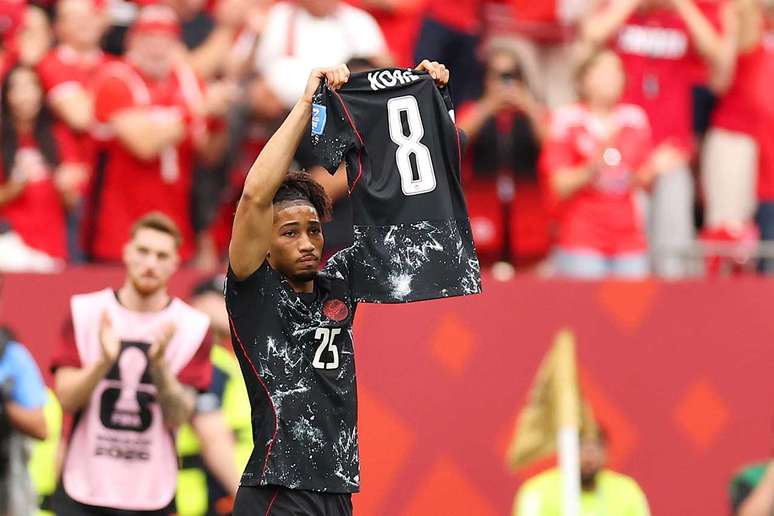 Nathan Saliba mostra a camisa de Ismael Kone, que fraturou a perna esquerda durante o jogo, na comemora&ccedil;&atilde;o &ndash;