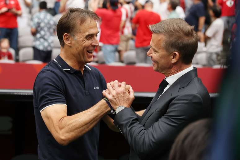 Julen Lopetegui e Jesse Marsch se cumprimentando antes da partida entre Canad&aacute; e Catar 