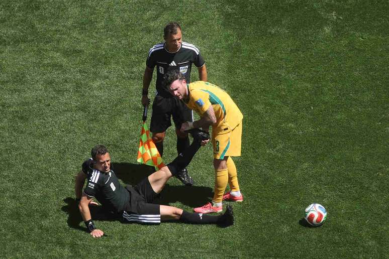 F&eacute;lix Zwayer sentiu les&atilde;o e foi atendido pelos jogadores de EUA e Austr&aacute;lia 