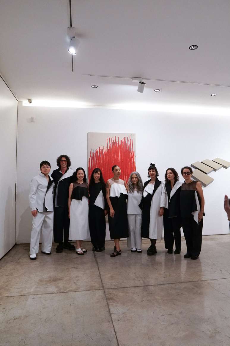 Modelos ao lado de Fernanda Yamamoto e Carla Chaim 