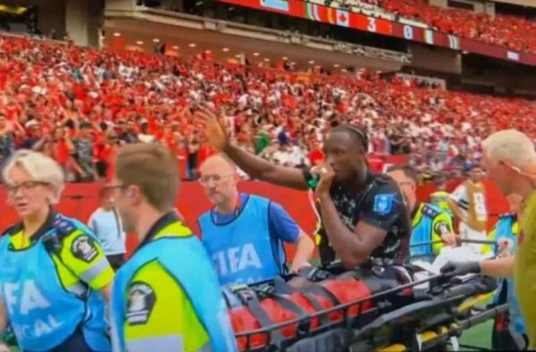 Reprodu&ccedil;&atilde;o de v&iacute;deo - Legenda: Ismael Kon&eacute; deixou o campo usando um anest&eacute;sico forte depois de sofrer fratura na perna