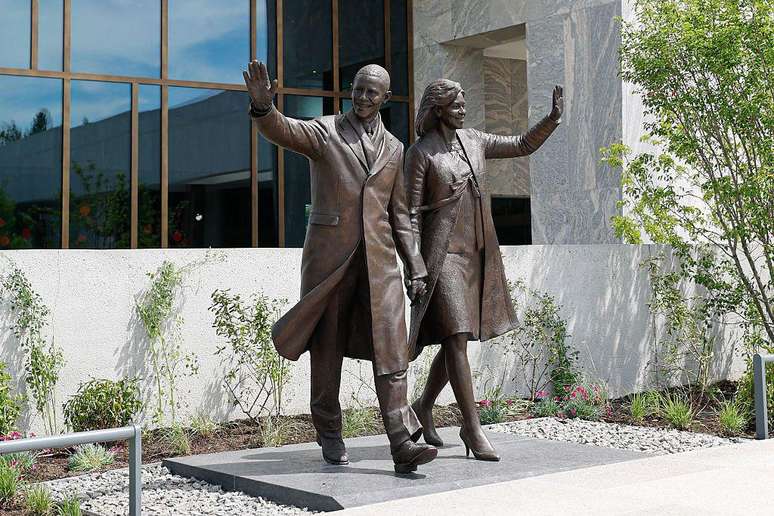 Os Obama foram eternizados em uma est&aacute;tua de bronze situada no exterior do edif&iacute;cio