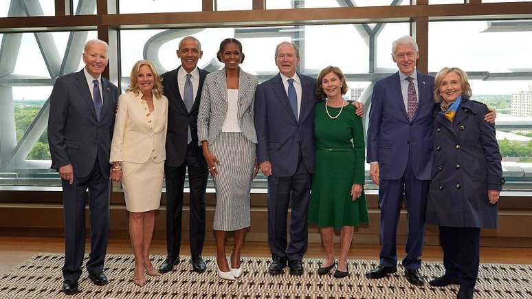 Os ex-presidentes Joe Biden, Barack Obama, George W. Bush e Bill Clinton compareceram &agrave; cerim&ocirc;nia com suas esposas.
