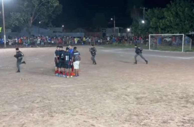 Reprodu&ccedil;&atilde;o de v&iacute;deo - Legenda: Policiais militares invadiram o campo para efetuar a pris&atilde;o