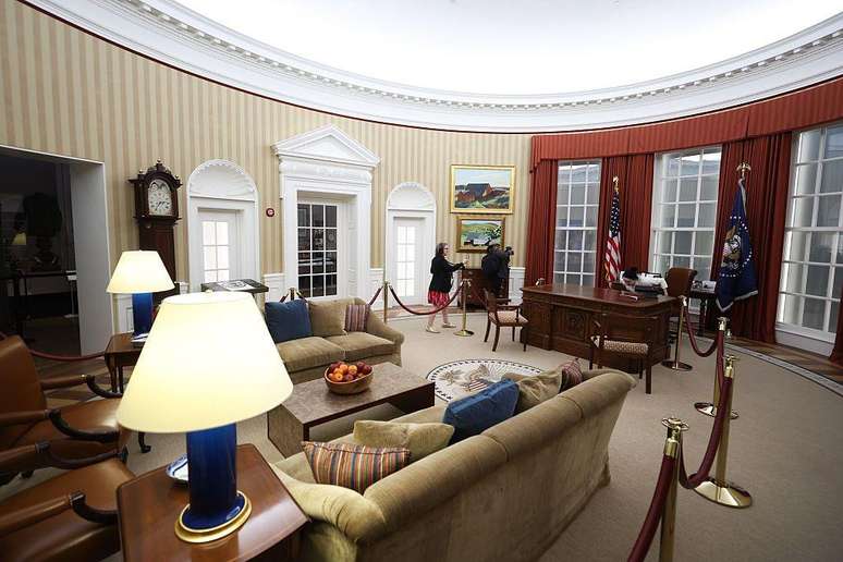 Entre as atra&ccedil;&otilde;es, os visitantes podem tirar fotos dentro de uma r&eacute;plica do Sal&atilde;o Oval tal como era quando Obama era presidente