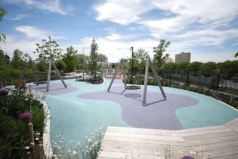 O complexo inclui servi&ccedil;os comunit&aacute;rios como um parque, uma &aacute;rea de recrea&ccedil;&atilde;o infantil e uma quadra de basquete