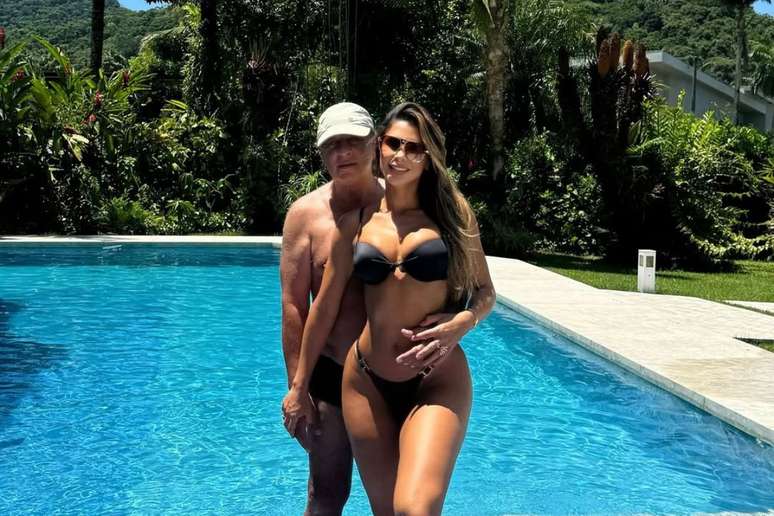 Marco e Clara curtindo um dia de piscina