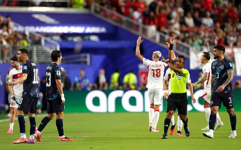 Miguel Almir&oacute;n foi expulso ap&oacute;s falar com jogador turco tapando a boca &ndash;