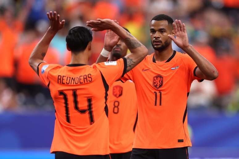 Gakpo comemorando um dos gols da Holanda 