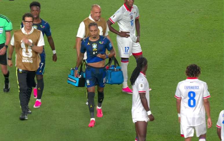 Raphinha se lesionou ainda no primeiro tempo do jogo entre Brasil e Haiti &ndash;
