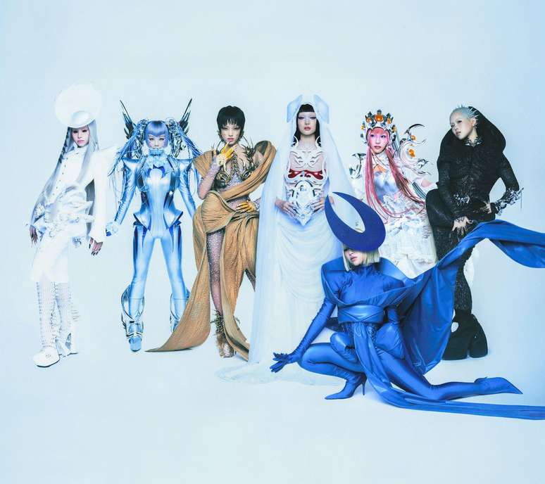 O estilo futurista e conectado &agrave; moda ajudou o grupo a se destacar. Da esquerda para a direita: Harvey, Hinata, Chisa, Jurin, Juria, Cocona e, na frente, Maya