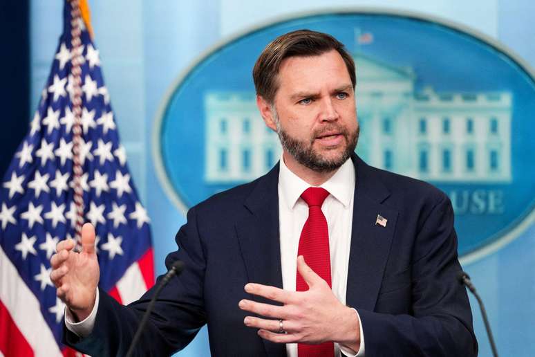 "N&atilde;o temos nenhuma evid&ecirc;ncia de que os iranianos estejam fechando o estreito de Ormuz", afirmou o vice-presidente americano JD Vance neste s&aacute;bado (20/9)