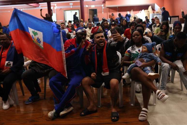 Festa dos haitianos no in&iacute;cio do jogo na Igreja Nossa Senhora da Paz, no bairro do Glic&eacute;rio.