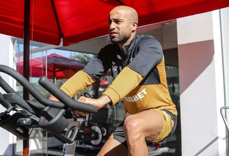Lucas Moura se recupera de uma delicada cirurgia &ndash;