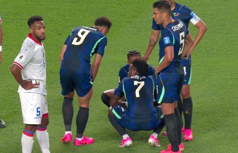 Raphinha deixa jogo contra o Haiti com les&atilde;o e preocupa o Brasil &ndash;
