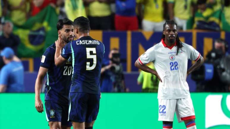 Casemiro e Paquet&aacute; comemoram gol brasileiro sobre o Haiti.