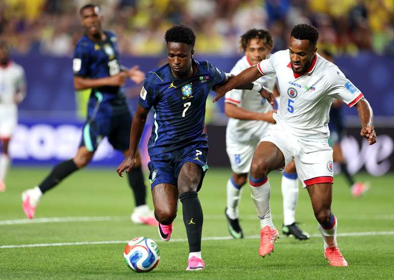 Vin&iacute;cius J&uacute;nior durante jogo contra o Haiti 
