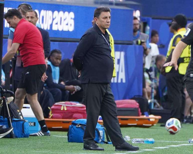 Amir Ghalenoei, treinador do Ir&atilde;, criticou a Fifa pelo tratamento dado ao pa&iacute;s na Copa&nbsp;&ndash;