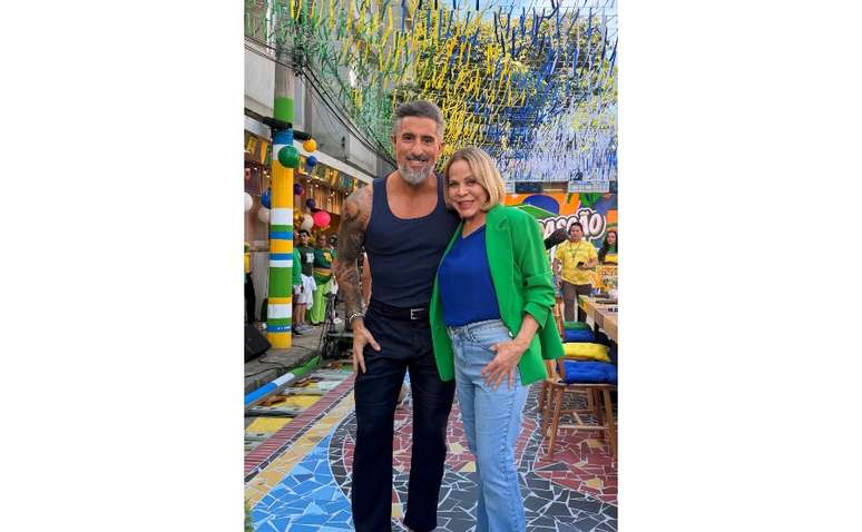 Claudete Troiano com Marcos Mion na cidade cenográfica da Globo