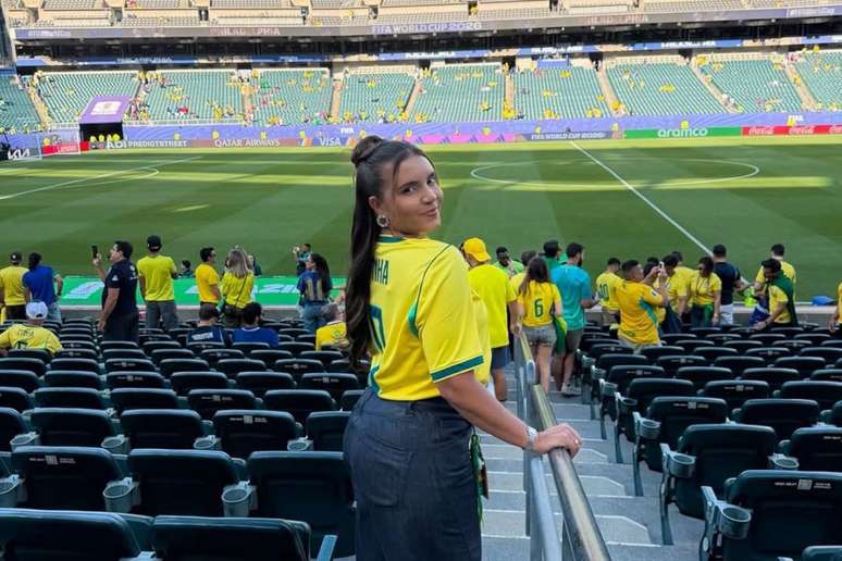 Gabi Cunha posa com camisa da Sele&ccedil;&atilde;o em est&aacute;dio