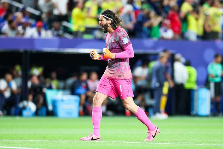 Alisson em partida contra o Haiti