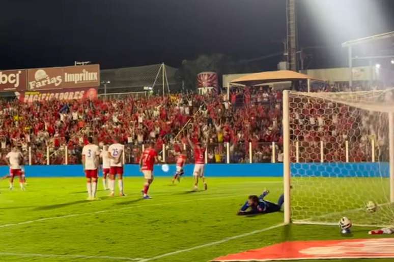 Apesar do sufoco no fim, Vila Nova vence N&aacute;utico por 4 a 3 e assume a ponta da S&eacute;rie B.