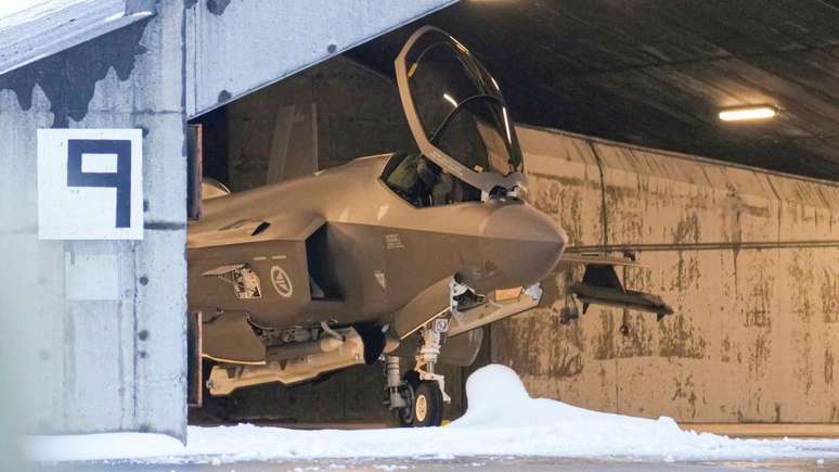 A base a&eacute;rea de Keflavik recebe regularmente aeronaves da OTAN, como o ca&ccedil;a noruegu&ecirc;s F-35 da foto