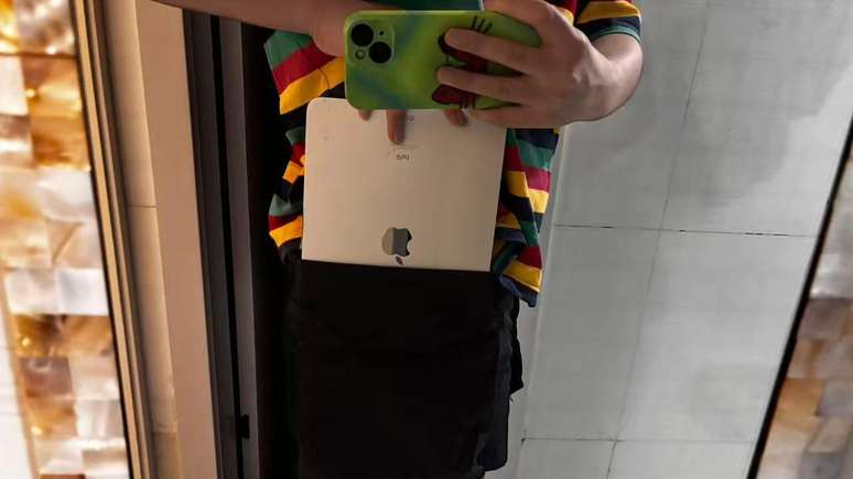 Para Li, uma advogada de Xangai, as roupas masculinas s&atilde;o mais funcionais: uma cal&ccedil;a tamanho M pode acomodar at&eacute; um tablet de 28 cm ou um livro nos bolsos