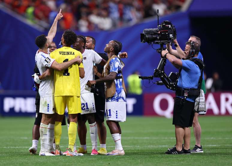Jogadores de Cabo Verde comemorando o empate contra a Espanha 