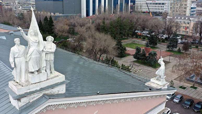 Detalhes da arquitetura sovi&eacute;tica na fachada do Teatro de &Oacute;pera de Bishkek