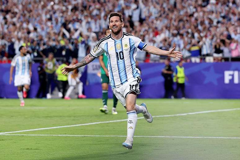 'Magn&iacute;fico' &ndash; Messi marca tr&ecirc;s gols e iguala o recorde de gols de Klose