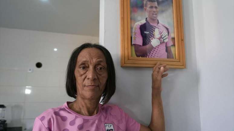 Ana C&acirc;ndida &Eacute;vora, m&atilde;e do goleiro Vozinha, est&aacute; feliz por conseguir o visto de entrada nos Estados Unidos para 'dar um abra&ccedil;o no meu filho depois do jogo' contra o Uruguai, em Miami