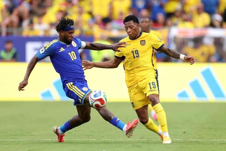 Plata (de amarelo) recebe a marca&ccedil;&atilde;o de Leandro Bacuna. Equador perde caminh&atilde;o de gols, empata com Cura&ccedil;ao e se complica na Copa &ndash;