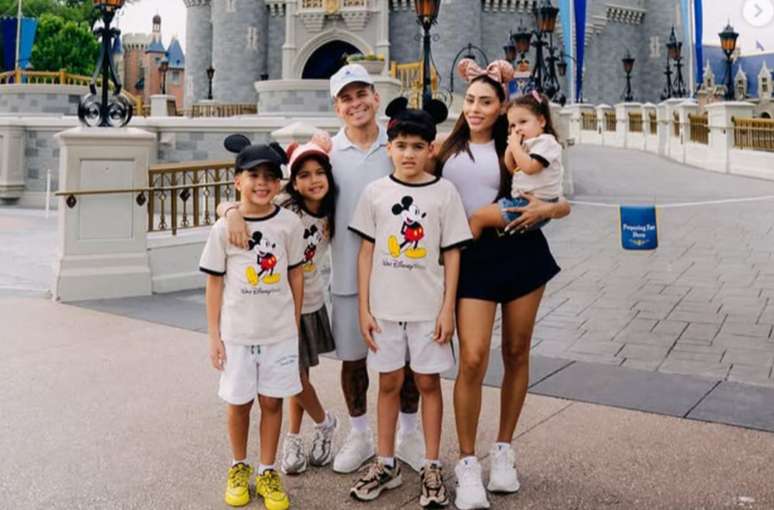 Soteldo passeou pela Disney com mulher e filhos &ndash;