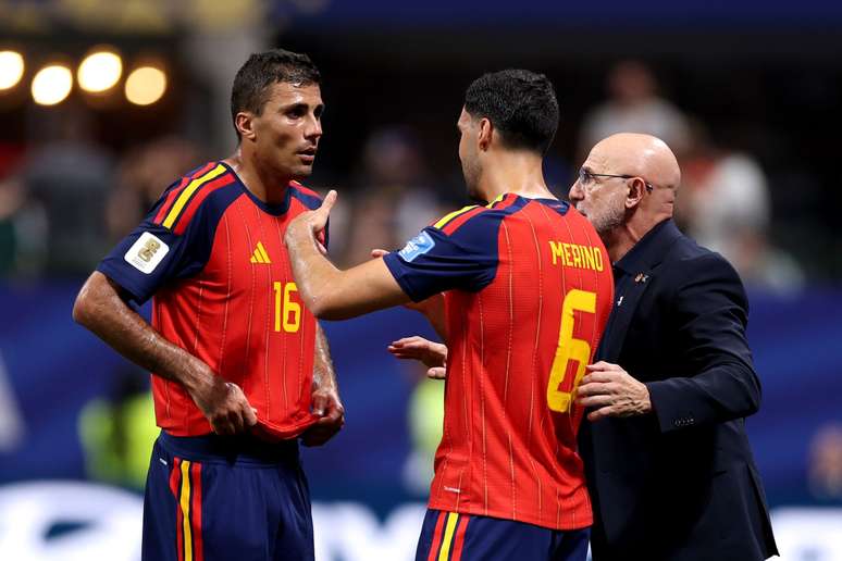 Luis de la Fuente conversando com Rodri e Merino 